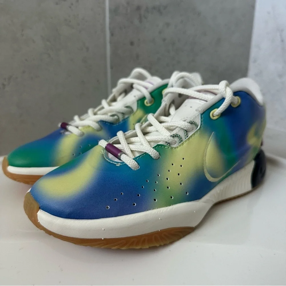 NIKE LEBRON XXI SE Sneaker Size 5 Youth